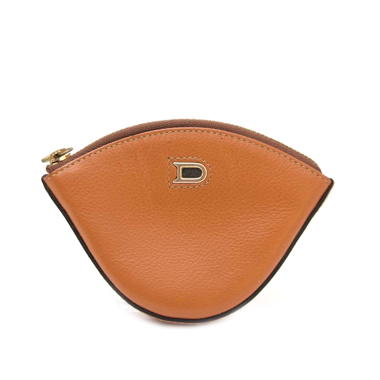 Vintage Delvaux coin purse for the best price at Labellov webshop. Safe and secure online shopping with 100% authenticity. Vintage Delvaux porte monnaie pour le meilleur prix.