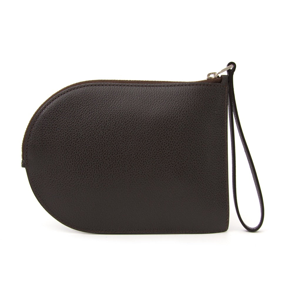 Delvaux donkerbruine pochette is nu verkrijgbaar online op www.labellov.com en in de showroom te Antwerpen aan de beste prijs.