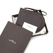 Acheter la Delvaux marron foncée pochette jumping caf maintenant sur www.labellov.com au meilleur prix.