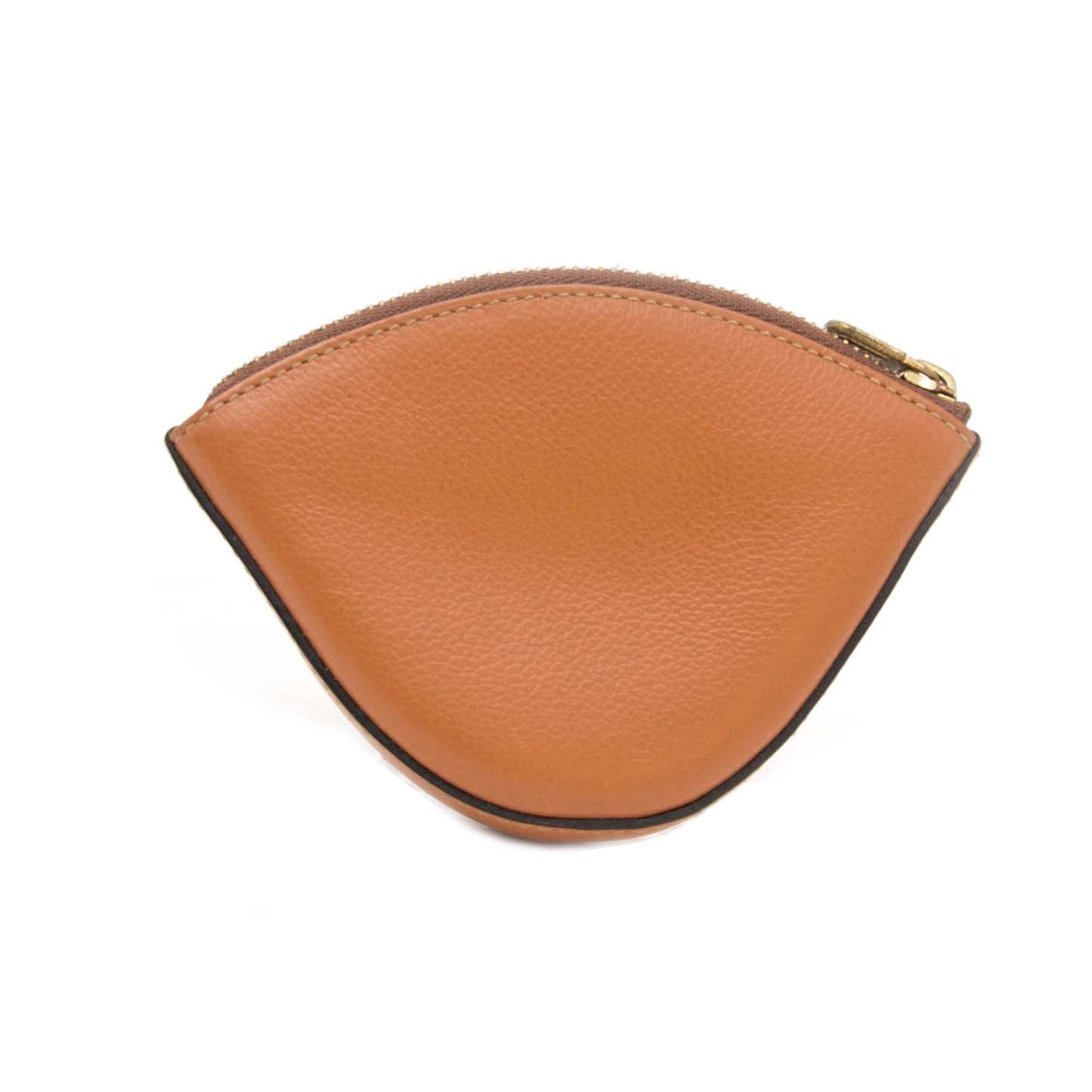 Vintage Delvaux camel coin purse for the best price at Labellov webshop. Safe and secure online shopping with 100% authenticity. Vintage Delvaux camel porte monnaie pour le meilleur prix.