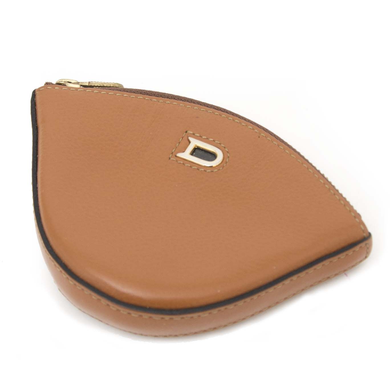 Second hand Delvaux camel coin purse for the best price at Labellov webshop. Safe and secure online shopping with 100% authenticity. Seconde main Delvaux camel porte monnaie pour le meilleur prix.