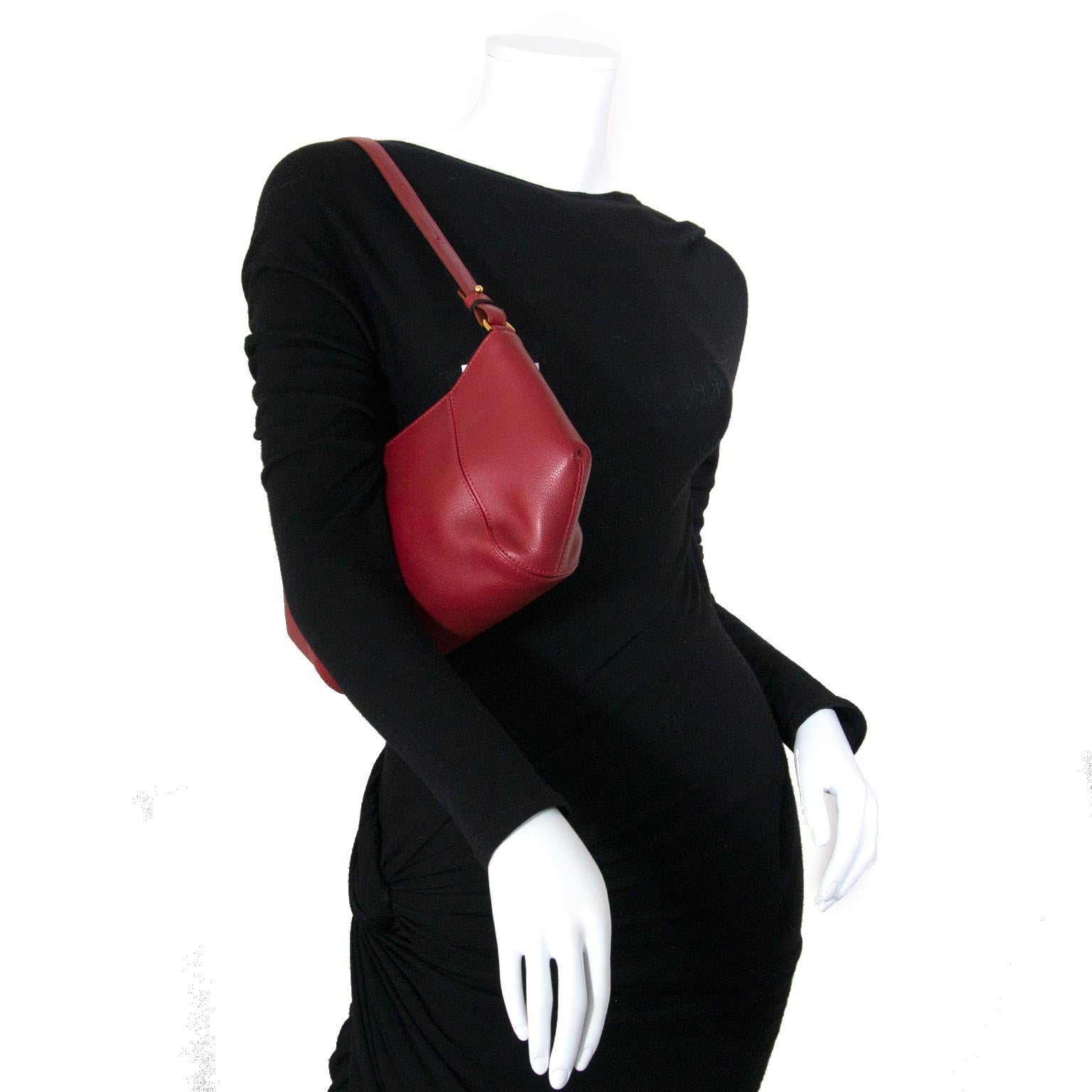 delvaux red shoulder bag now for sale at labellov vintage fashion webshop belgium
