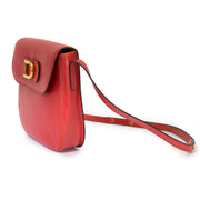 Our Belgian Designers designed this classic model by Delvaux. This cross body red bag has a button closure and adjustable shoulder straps. The interior is simpel and in camel suede. Beauty in his simplicity, Audrey Hepburn would know what do.