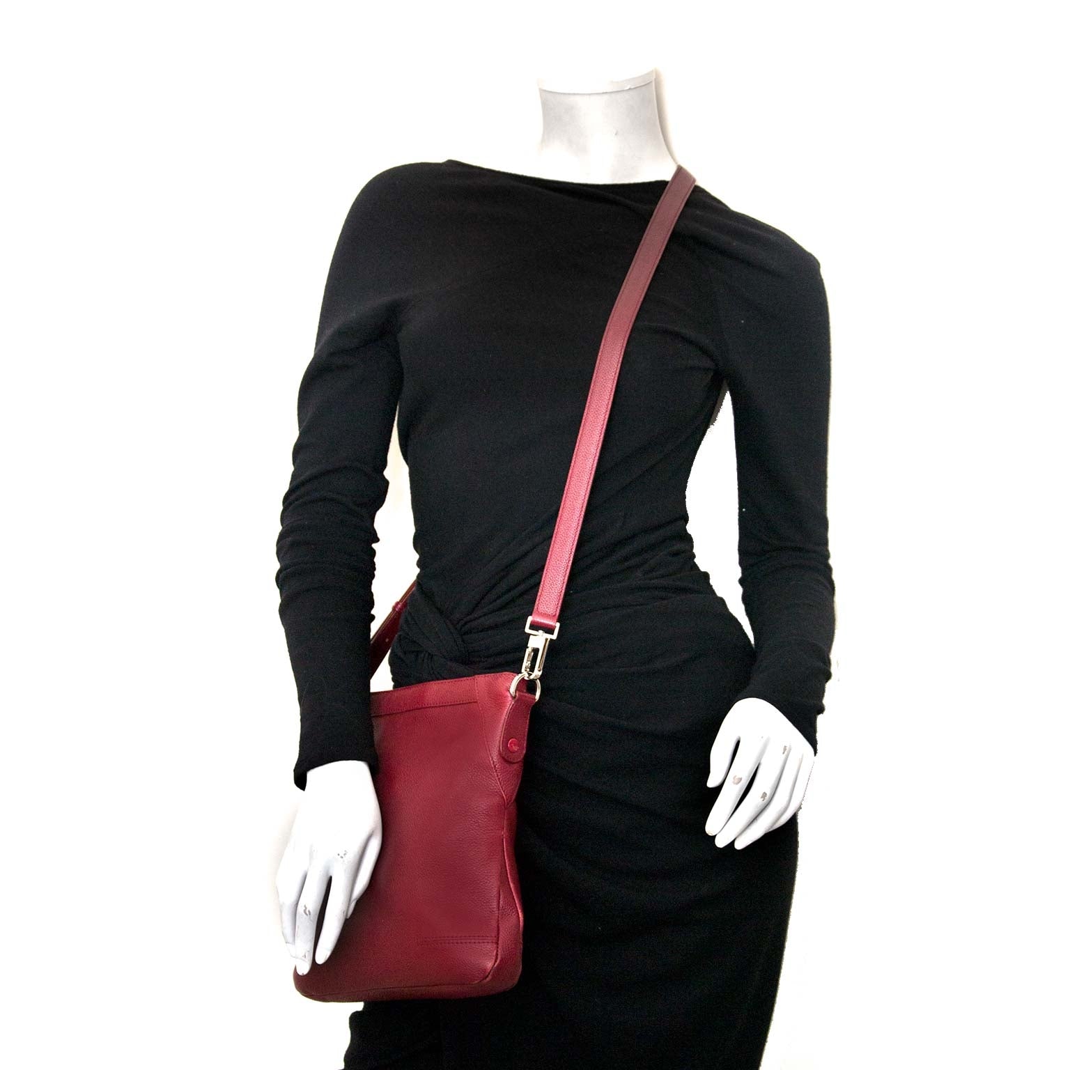buy secondhand authentic Delvaux Red Leather Shoulderbag for less at Labellov, online vintage webshop