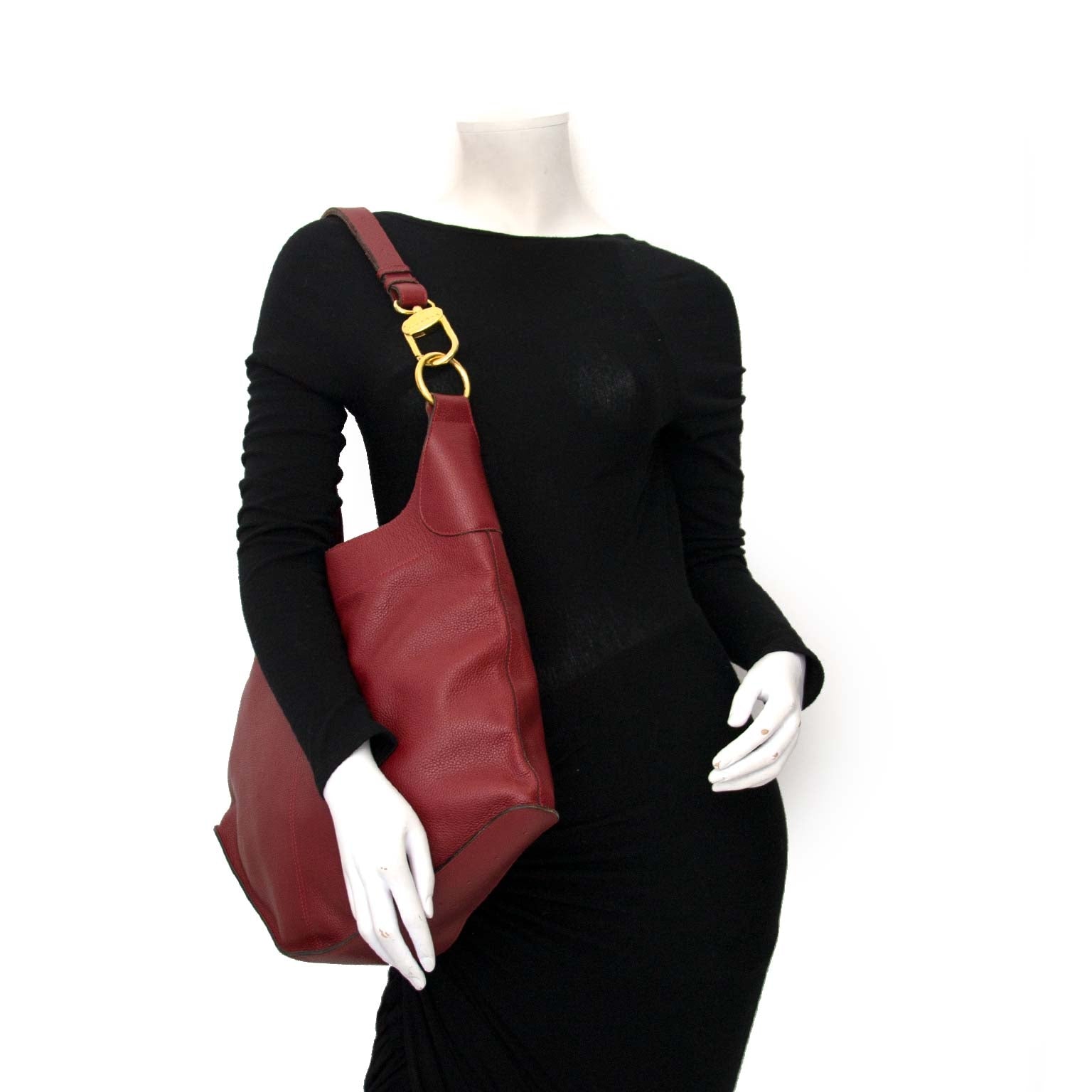Delvaux Burgundy Leather Satan Shoulder Bag Buy authentic designer Delvaux secondhand bags at Labellov at the best price. Safe and secure shopping. Koop tweedehands authentieke Delvaux tassen bij designer webwinkel labellov.
