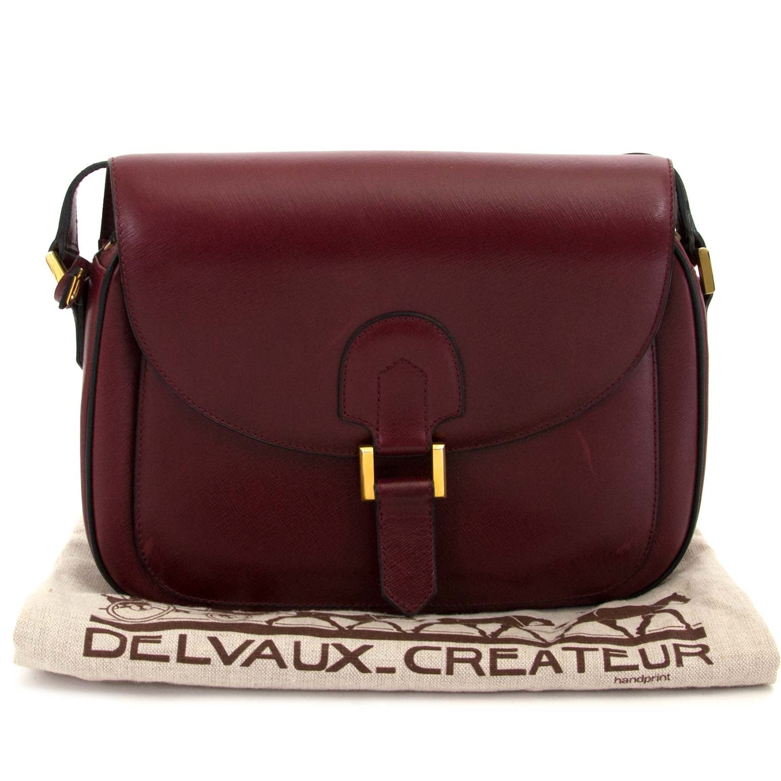 achetez et vendez seconde main Delvaux Red Leather Shoulder Bag chez labellov vintage boutique de mode en ligne