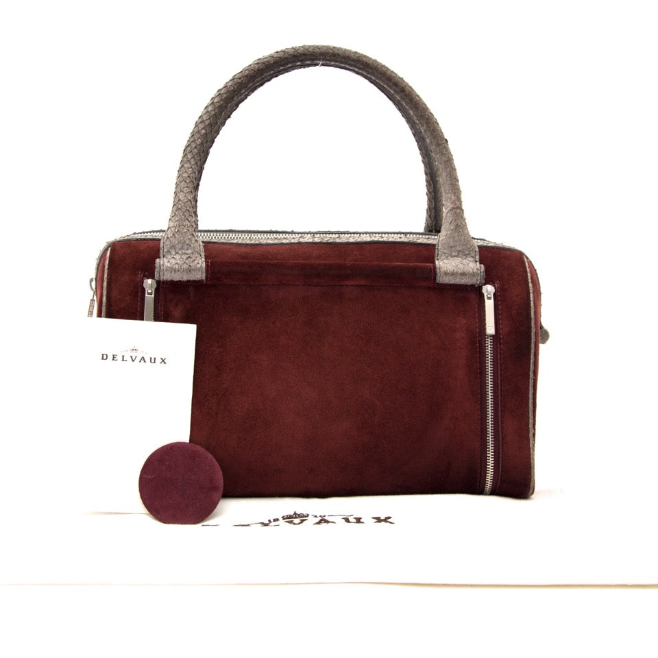 Vintage Delvaux boston bags for the best price at Labellov webshop. Safe and secure online shopping with 100% authenticity. Vintage Delvaux boston sac à main pour le meilleur prix.
