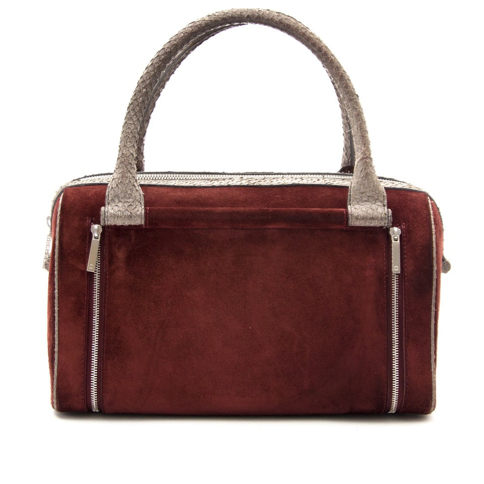 Vintage Delvaux boston bags for the best price at Labellov webshop. Safe and secure online shopping with 100% authenticity. Vintage Delvaux boston sac à main pour le meilleur prix.