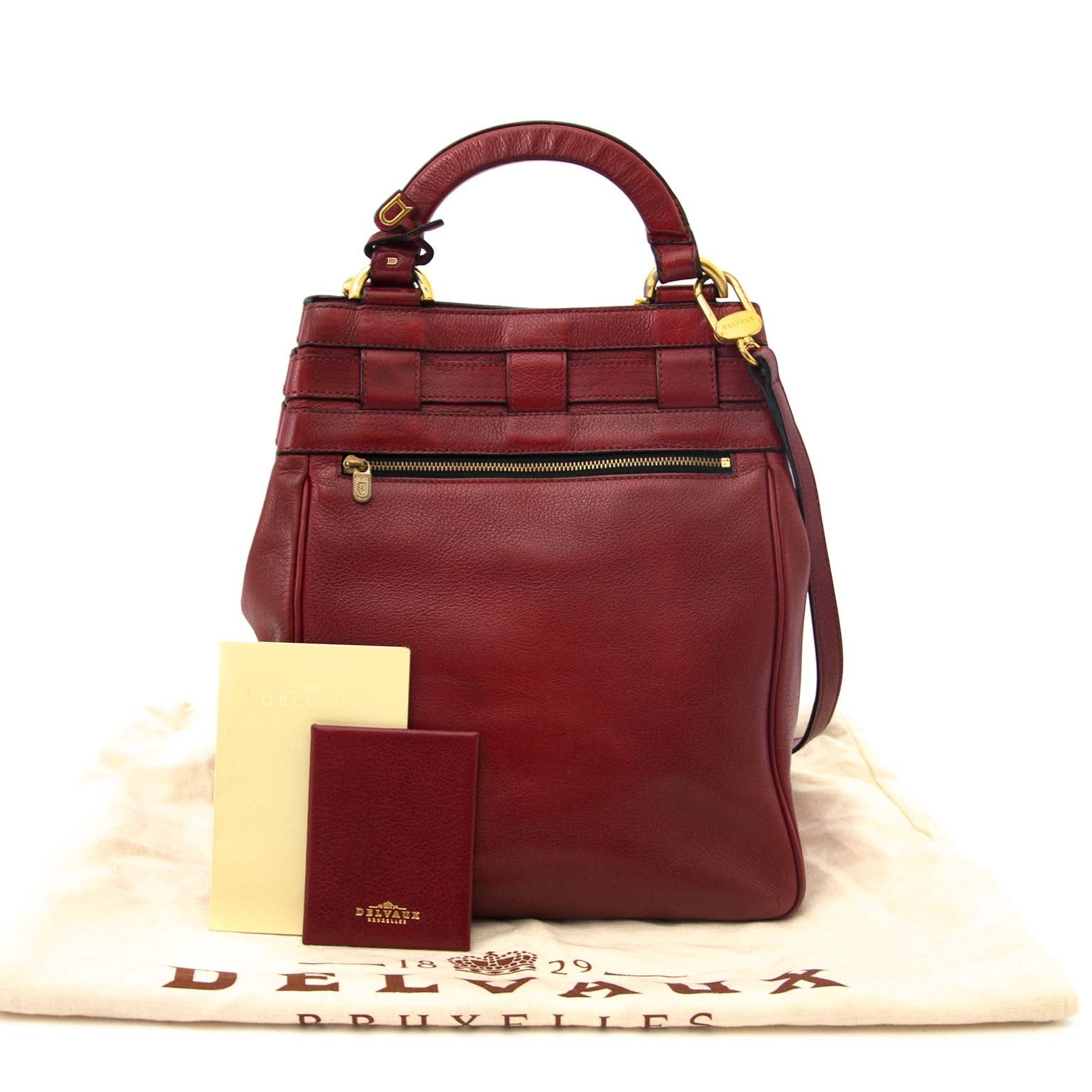koop veilig online jouw tweedehands Delvaux Red Leather Bucket handtas bij Labellov in Antwerpen