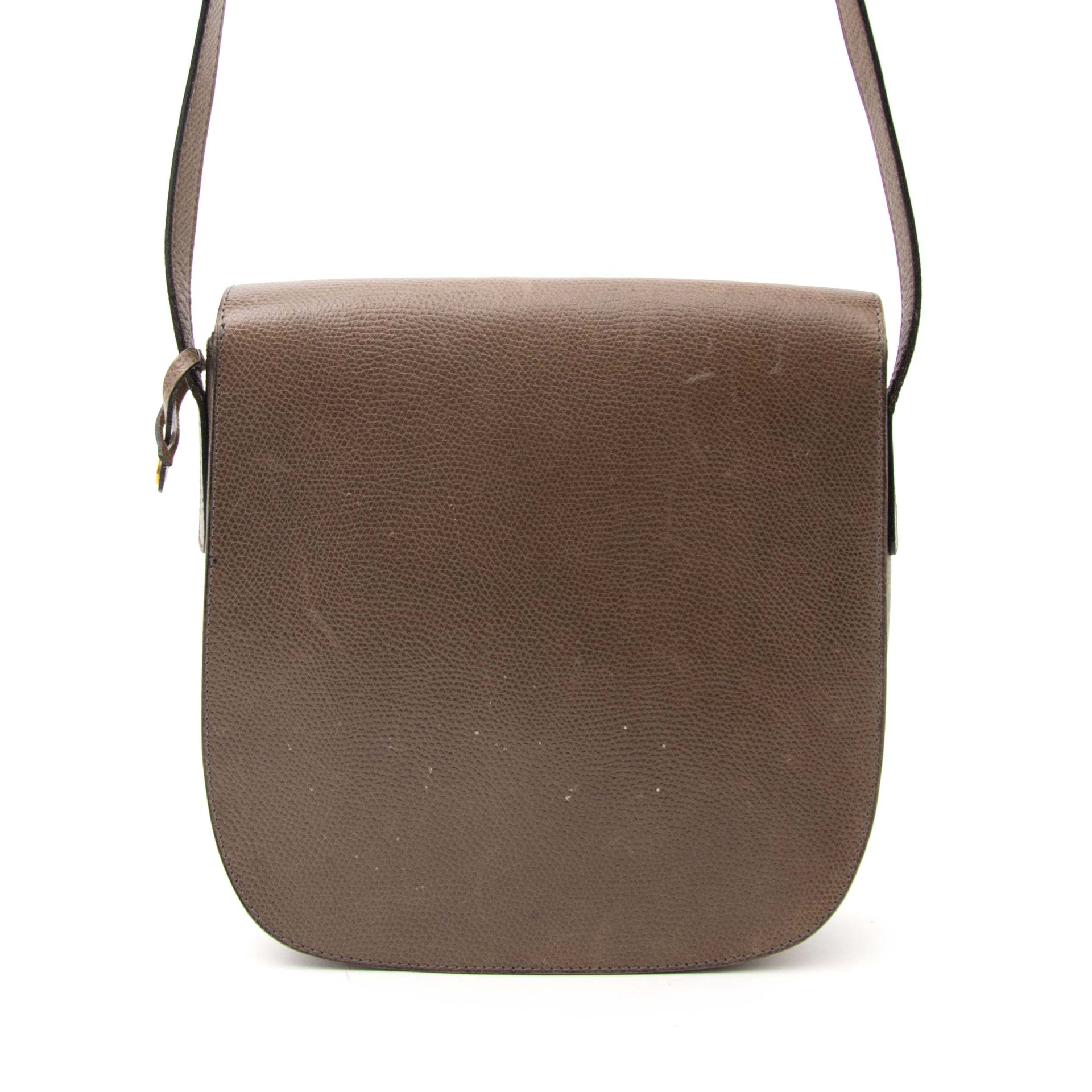 Achetez maintenant le Delvaux Taupe Crossbody Bag en ligne www.labellov.com, seconde main et vintage.