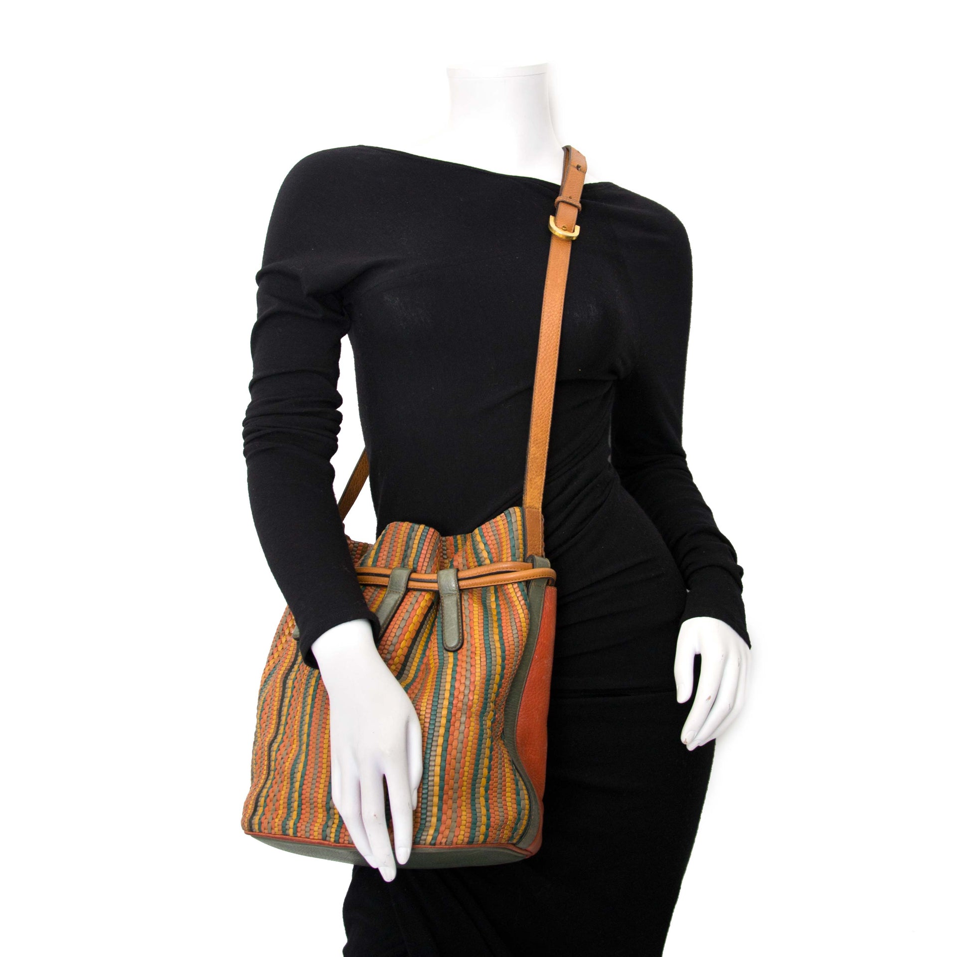 Buy onine at the best price secondhand Delvaux Bucket bag