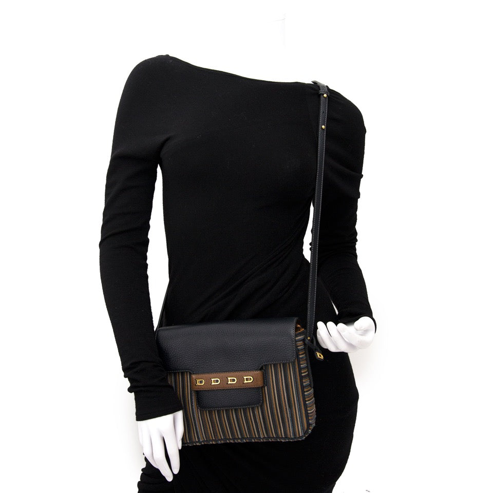 Koop uw Delvaux Toile De Cuire Black Flap Cross Body Bag aan de beste prijs bij Labellov