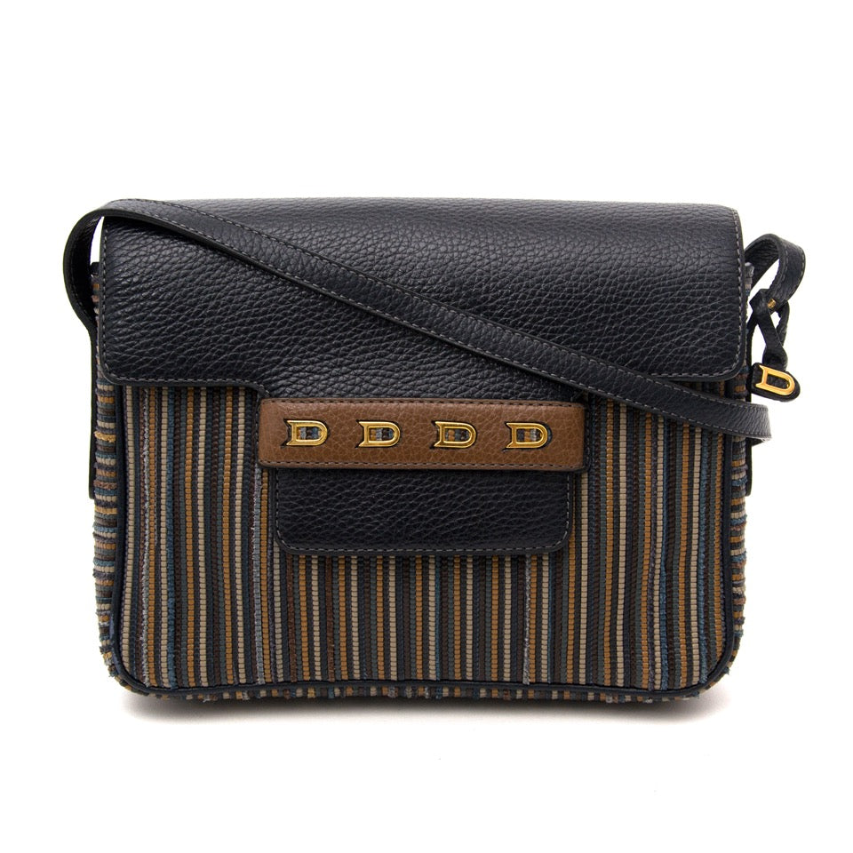 Koop uw Delvaux Toile De Cuire Black Flap Cross Body Bag aan de beste prijs bij Labellov