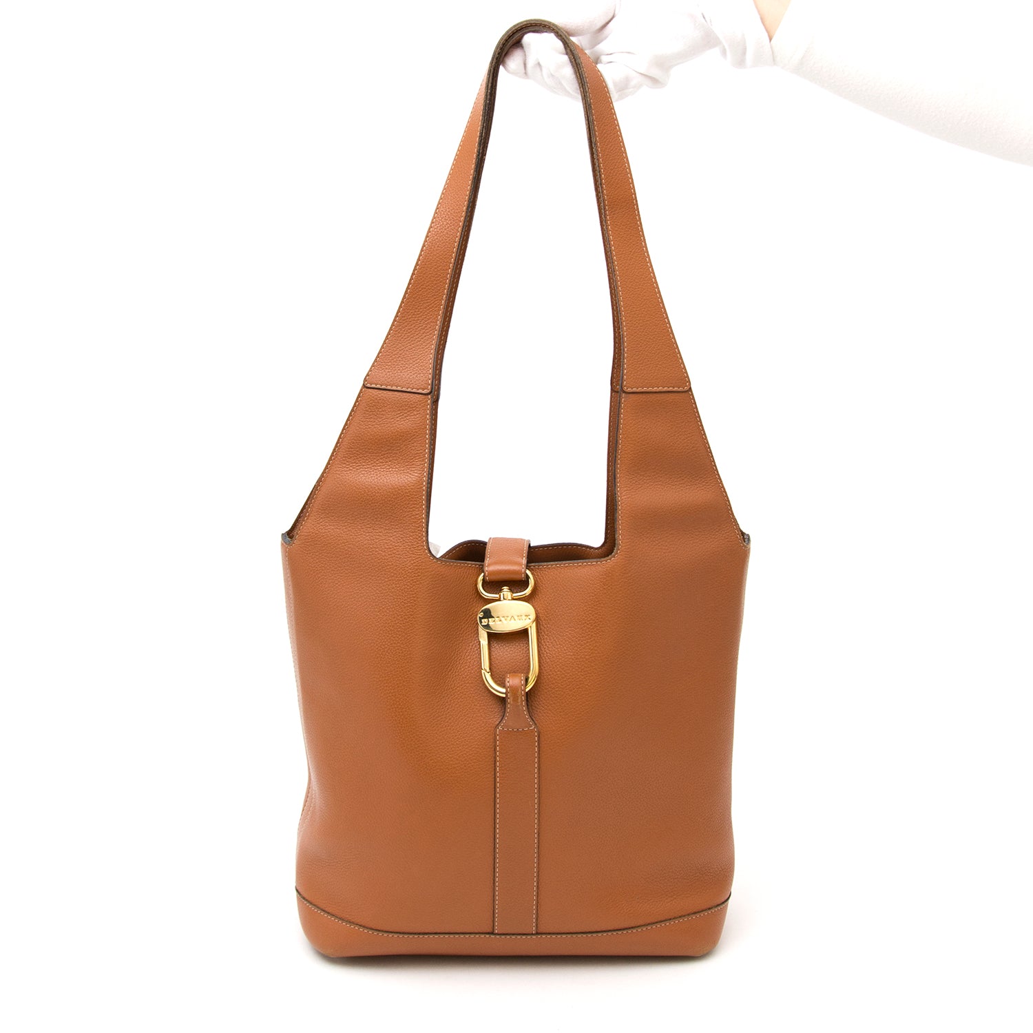 Vintage Delvaux camel trotteur shoulder bag for the best price at Labellov webshop. Safe and secure online shopping with 100% authenticity. Vintage Delvaux camel trotteur sac à epaule pour le meilleur prix.