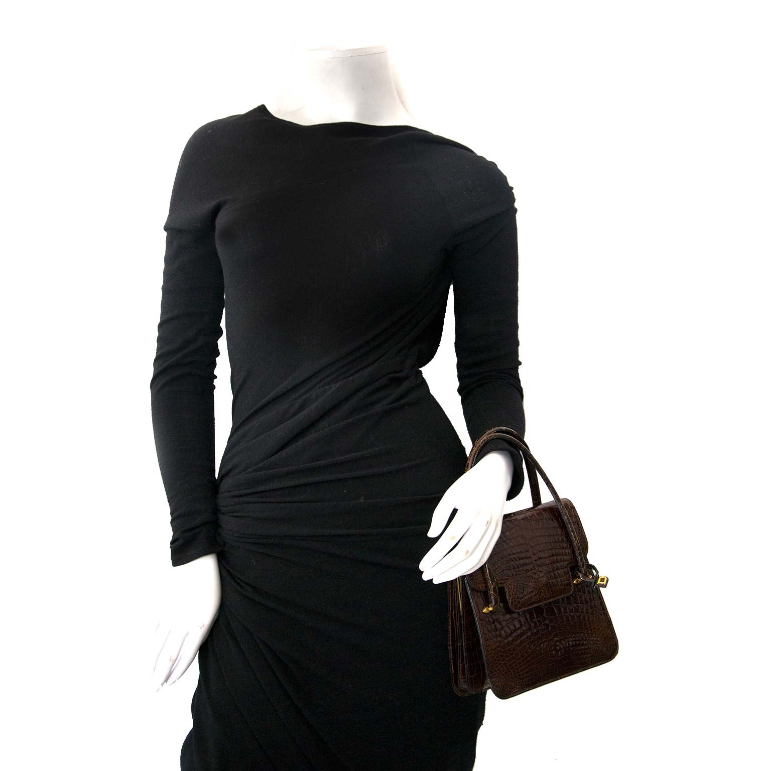 Buy your authentic designer bags at the right price at Labellov, vintage webshop. Safe and secure shopping.