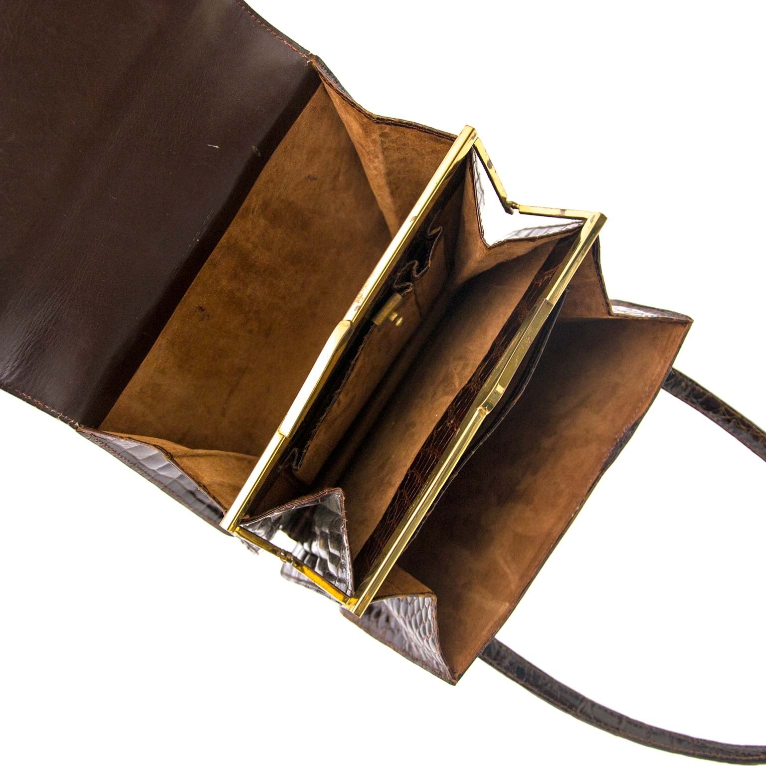 Buy your authentic designer bags for less at Labellov, vintage webshop. Safe and secure shopping.