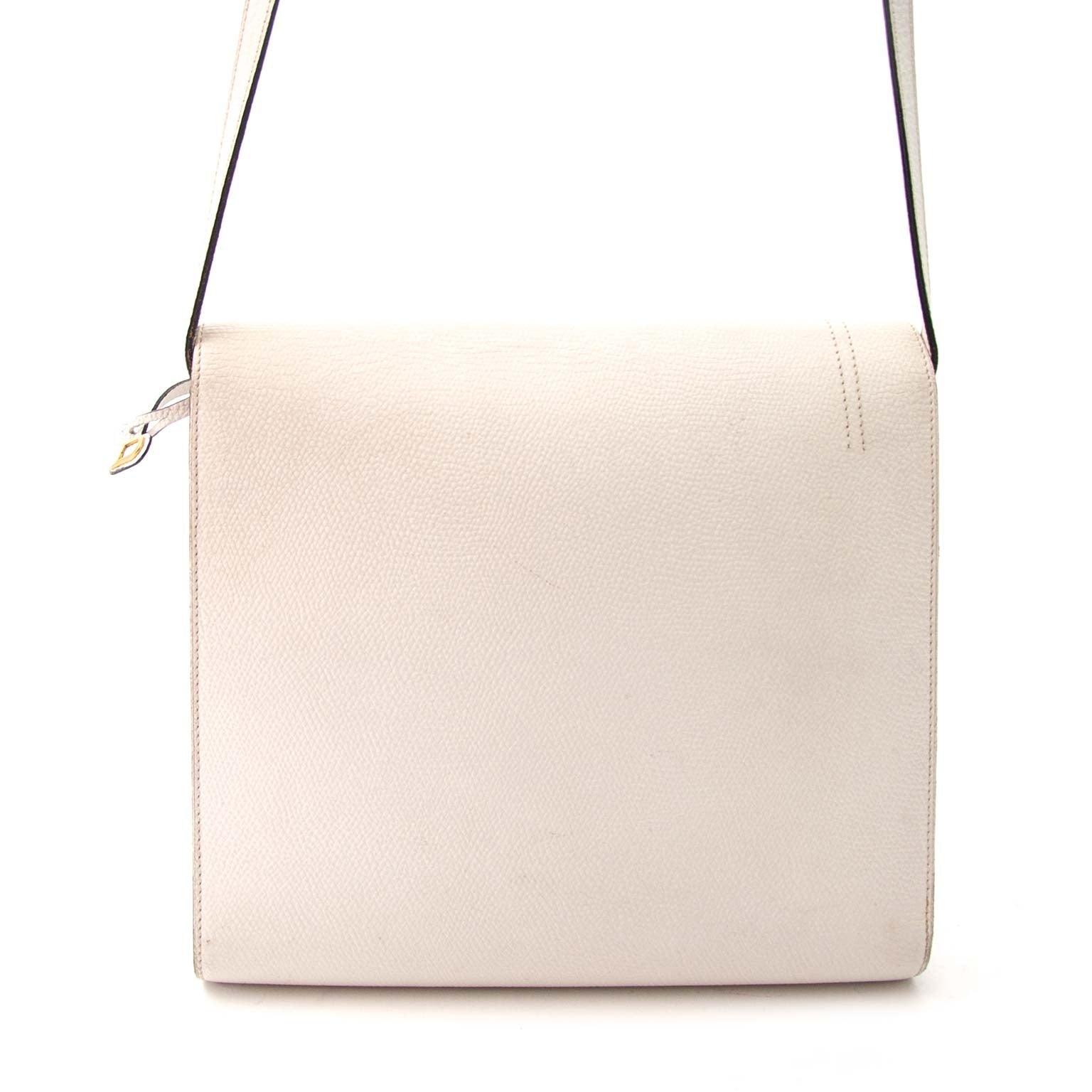 Delvaux White Leather Square Flap Bag Buy authentic designer Delvaux secondhand bags at Labellov at the best price. Safe and secure shopping. Koop tweedehands authentieke Delvaux tassen bij designer webwinkel labellov.