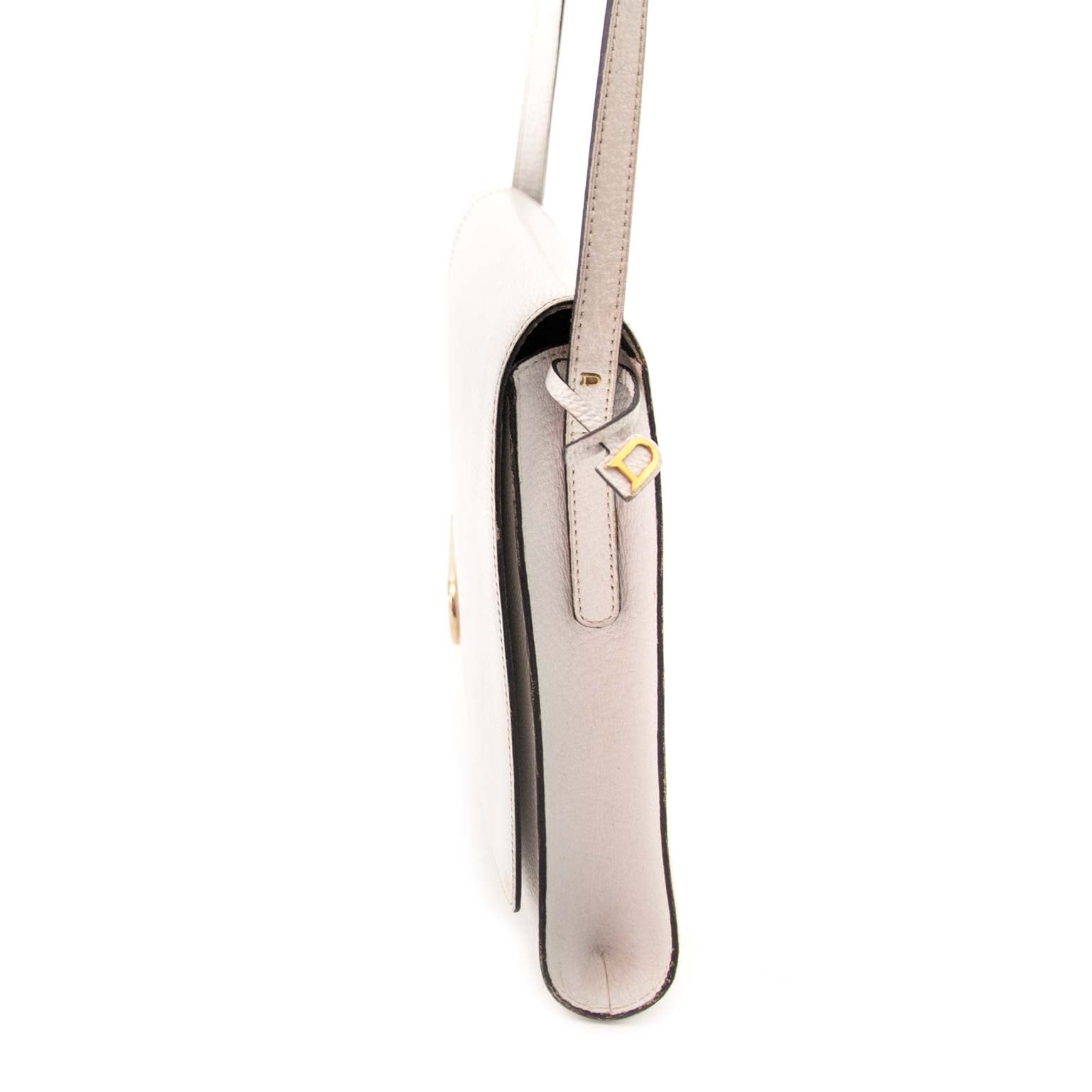Delvaux White Leather Square Flap Bag Buy authentic designer Delvaux secondhand bags at Labellov at the best price. Safe and secure shopping. Koop tweedehands authentieke Delvaux tassen bij designer webwinkel labellov.