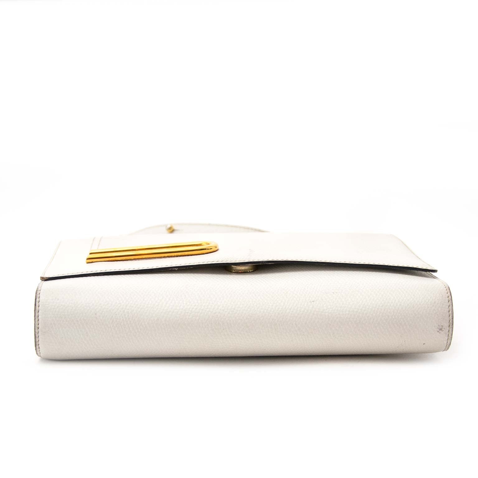 Delvaux White Leather Square Flap Bag Buy authentic designer Delvaux secondhand bags at Labellov at the best price. Safe and secure shopping. Koop tweedehands authentieke Delvaux tassen bij designer webwinkel labellov.