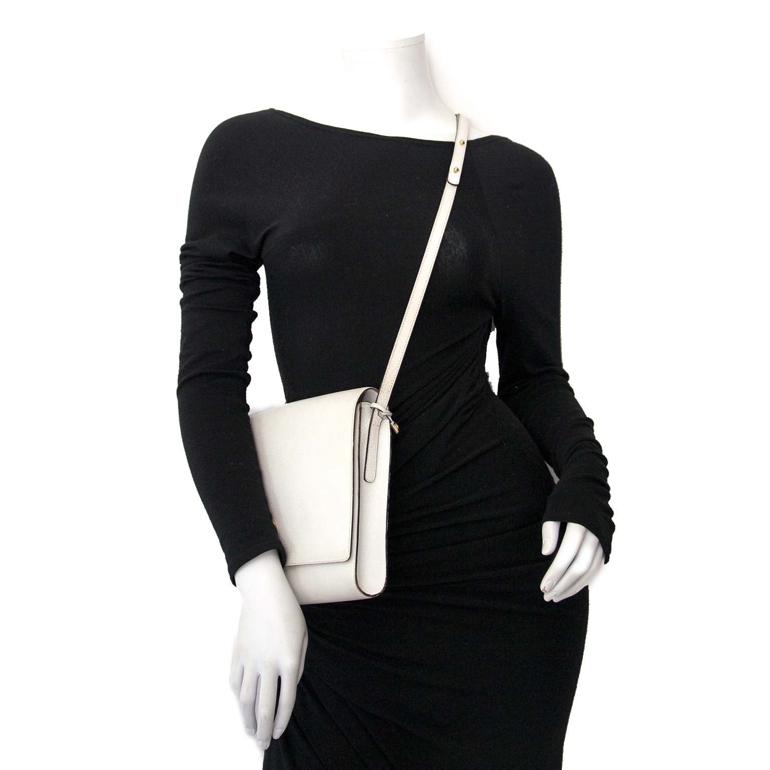 Delvaux White Leather Square Flap Bag Buy authentic designer Delvaux secondhand bags at Labellov at the best price. Safe and secure shopping. Koop tweedehands authentieke Delvaux tassen bij designer webwinkel labellov.