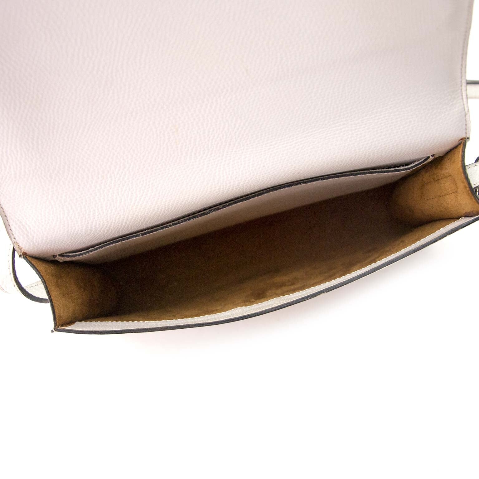 Delvaux White Leather Square Flap Bag Buy authentic designer Delvaux secondhand bags at Labellov at the best price. Safe and secure shopping. Koop tweedehands authentieke Delvaux tassen bij designer webwinkel labellov.