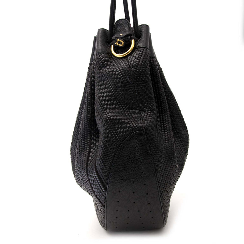 Delvaux Black Toile De Cuir Bucket Bag Buy authentic designer Delvaux secondhand bags at Labellov at the best price. Safe and secure shopping. Koop tweedehands authentieke Delvaux tassen bij designer webwinkel labellov.