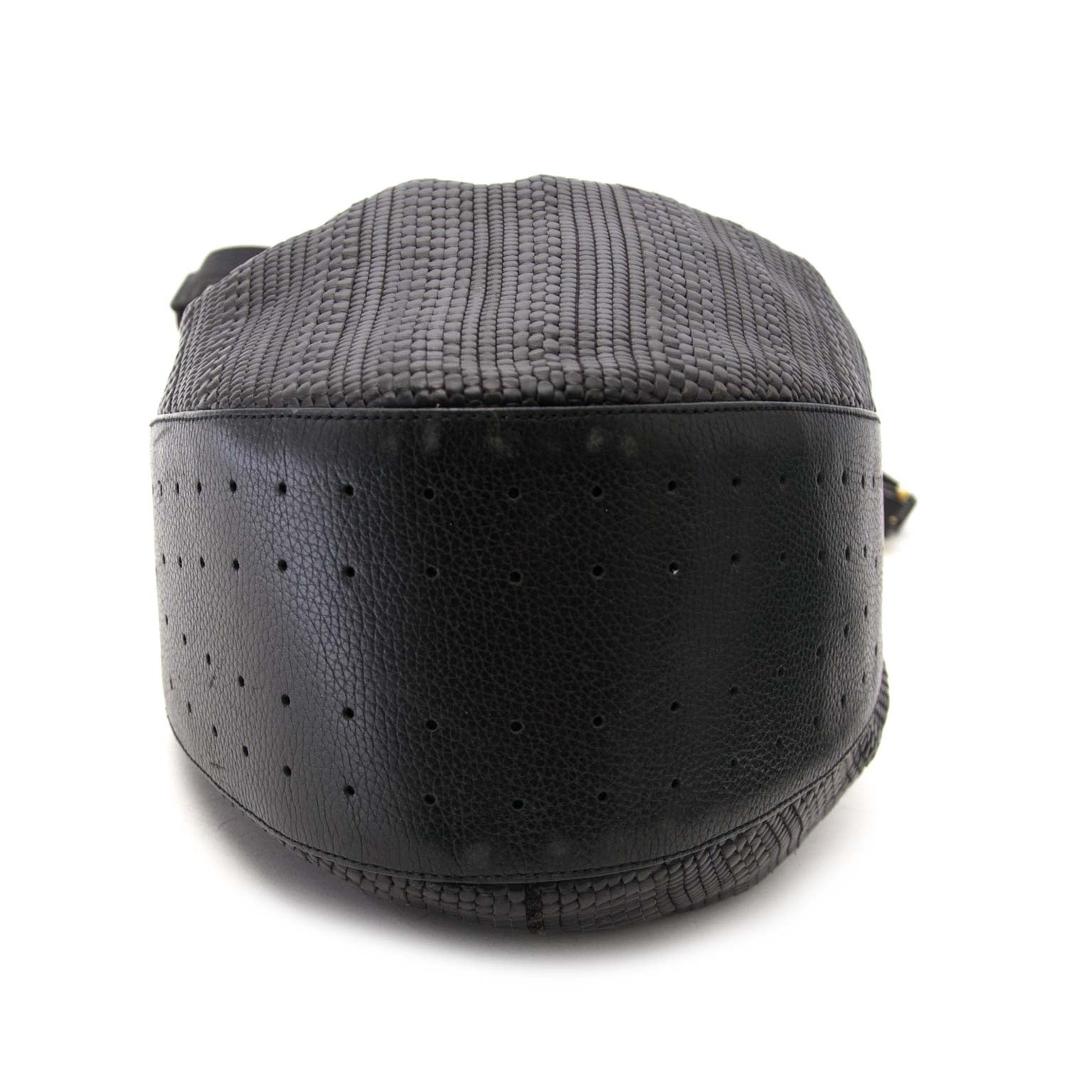 Delvaux Black Toile De Cuir Bucket Bag Buy authentic designer Delvaux secondhand bags at Labellov at the best price. Safe and secure shopping. Koop tweedehands authentieke Delvaux tassen bij designer webwinkel labellov.