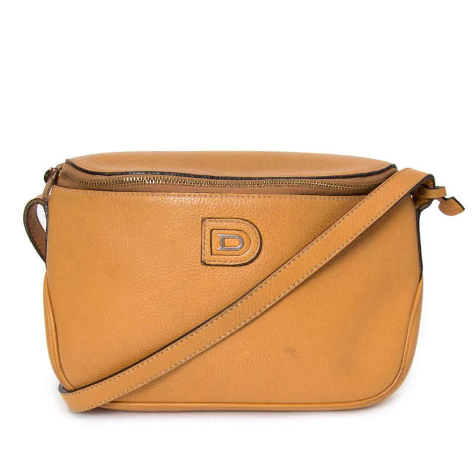 Authentieke Vintage Delvaux oker cross body tas voor juiste prijs bij LabelLOV vintage webshop. second hand vintage Vintage delvaux ocher yellow cross body. Veilig online winkelen. Luxe, vintage, mode. Antwerpen, België.