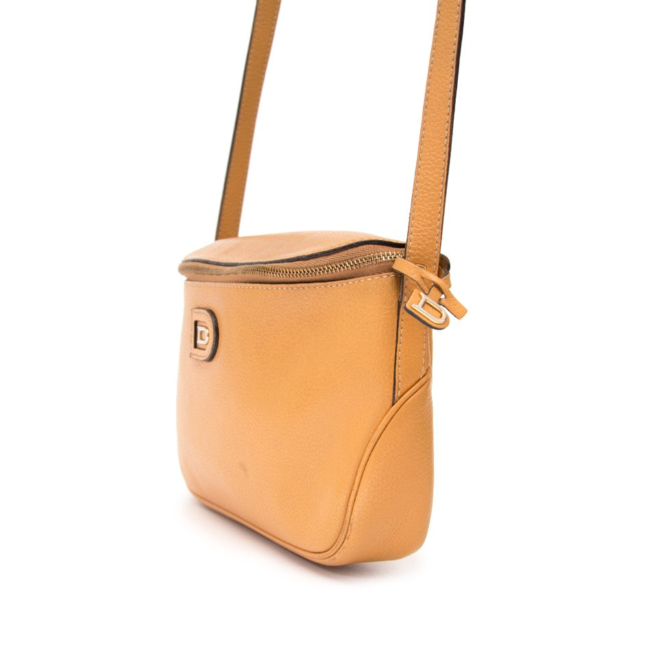 Buy vintage delvaux ocher cross body bag at the right price at LabelLOV vintage webshop. Luxe, vintage, fashion. Safe and secure online shopping. Antwerp, Belgium.