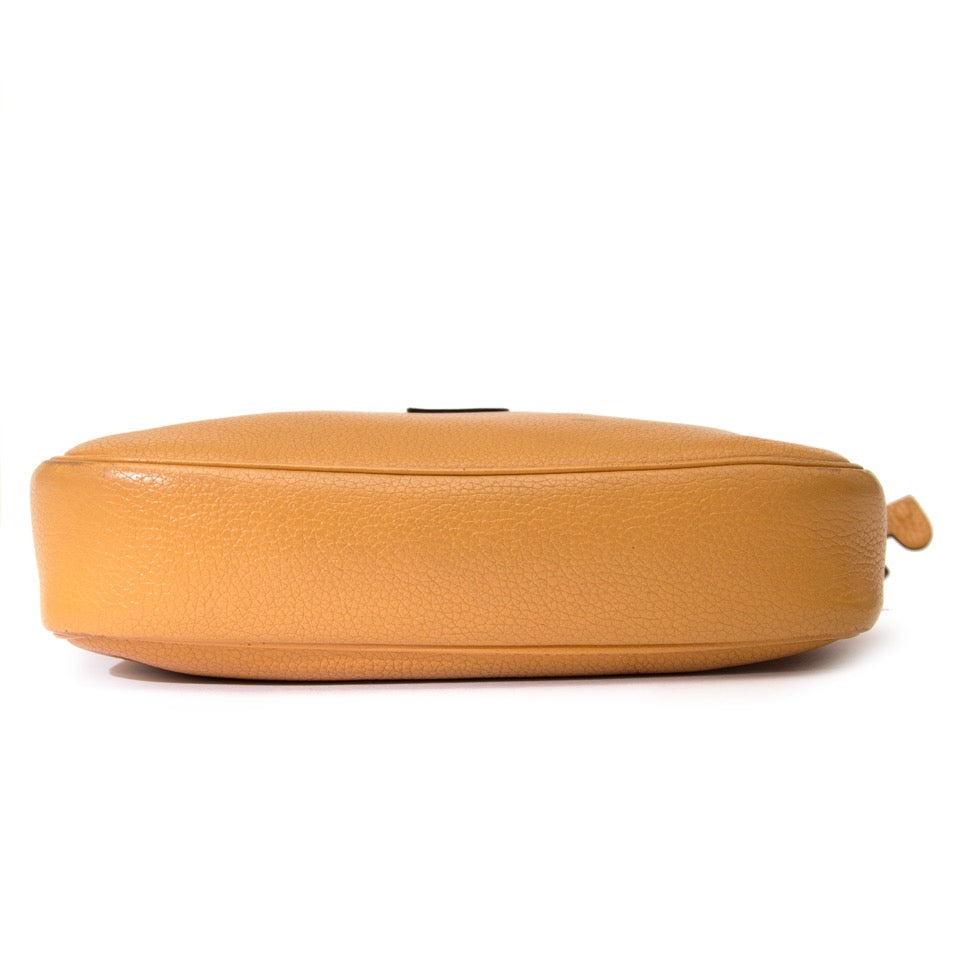 Buy vintage delvaux ocher cross body bag at the right price at LabelLOV vintage webshop. Luxe, vintage, fashion. Safe and secure online shopping. Antwerp, Belgium.
