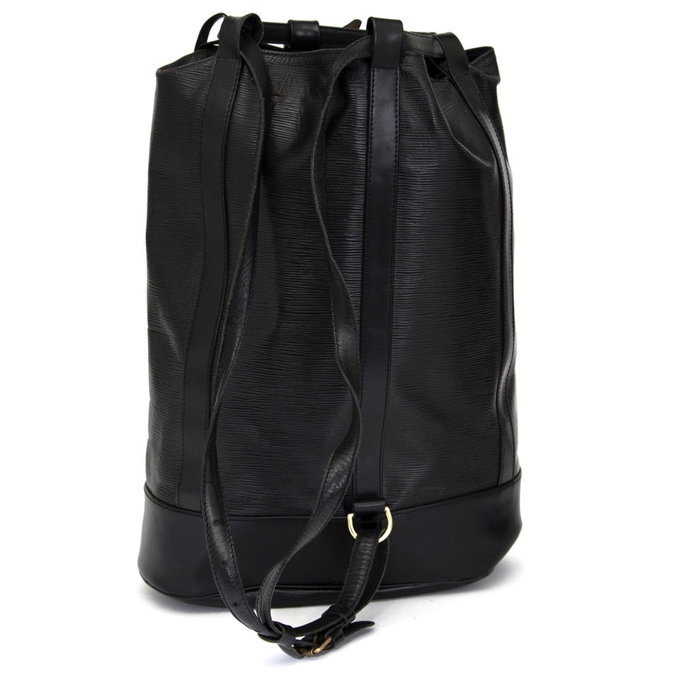 Authentieke Louis Vuitton Zwarte Epi Radonnee rugzakvoor de juiste prijs bij LabelLOV vintage webshop. Louis Vuitton Black Epi Randonnee Backpack GM.Veilig online winkelen. Luxe, vintage, mode. Antwerpen, België.