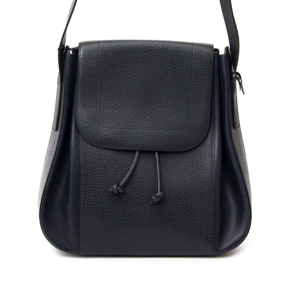 Buy Delvaux Dark Blue/Green shouler bag in leather at the right price at LabelLOV vintage webshop. Luxe, vintage, fashion. Safe and secure online shopping. Antwerp, Belgium.