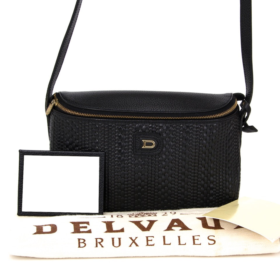 Authentieke Delvaux zwarte toile de cuir cross body tasje voor de juiste prijs bij LabelLOV vintage webshop. Delvaux Black Toile de cuir cross body bag. Veilig online winkelen. Luxe, vintage, mode. Antwerpen, België.