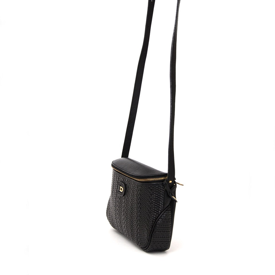 Authentieke Delvaux zwarte toile de cuir cross body tasje voor de juiste prijs bij LabelLOV vintage webshop. Delvaux Black Toile de cuir cross body bag. Veilig online winkelen. Luxe, vintage, mode. Antwerpen, België.