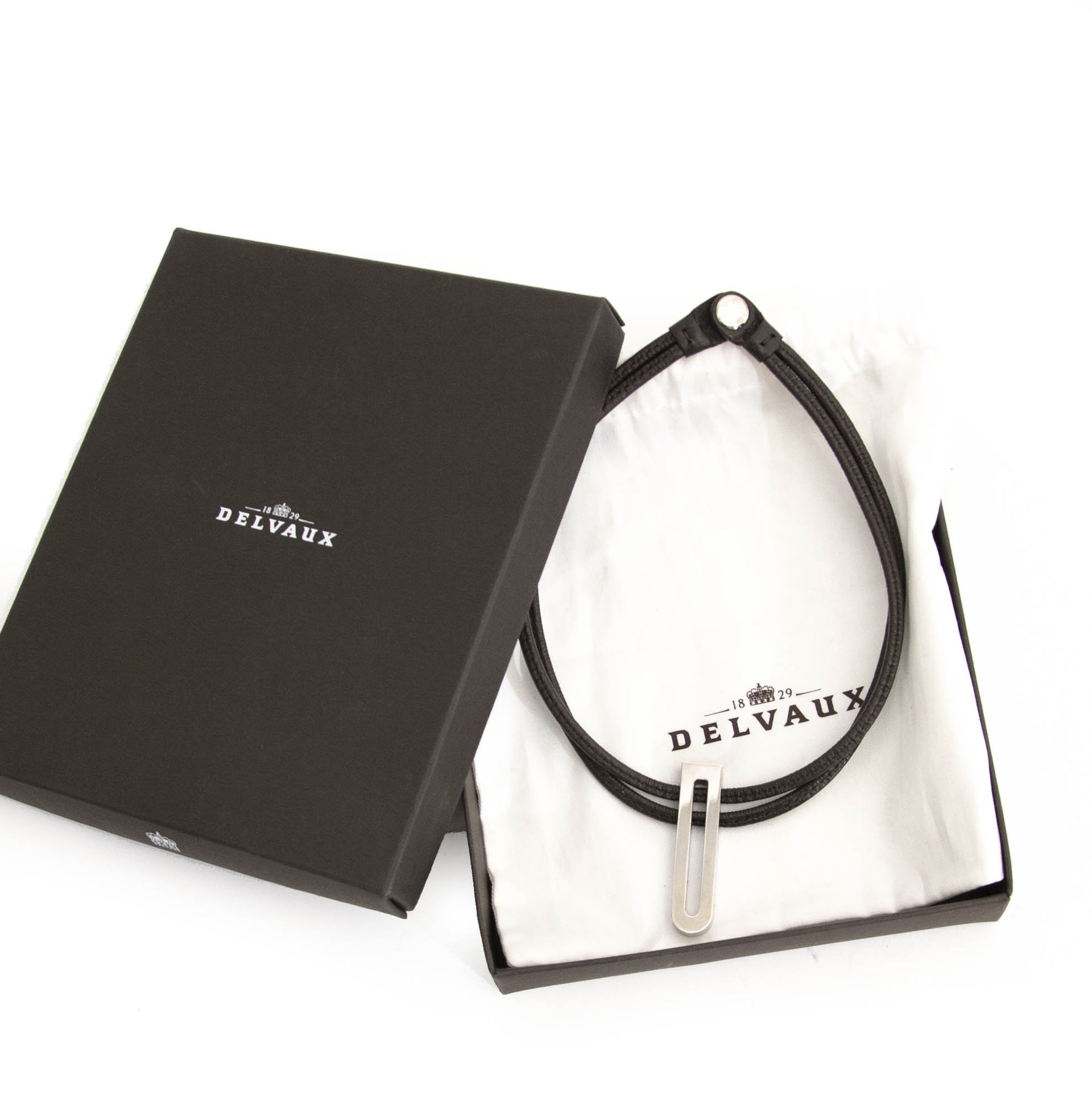 op zoek naar een Delvaux Brown Leather Silver D ketting? nu te koop bij labellov.com