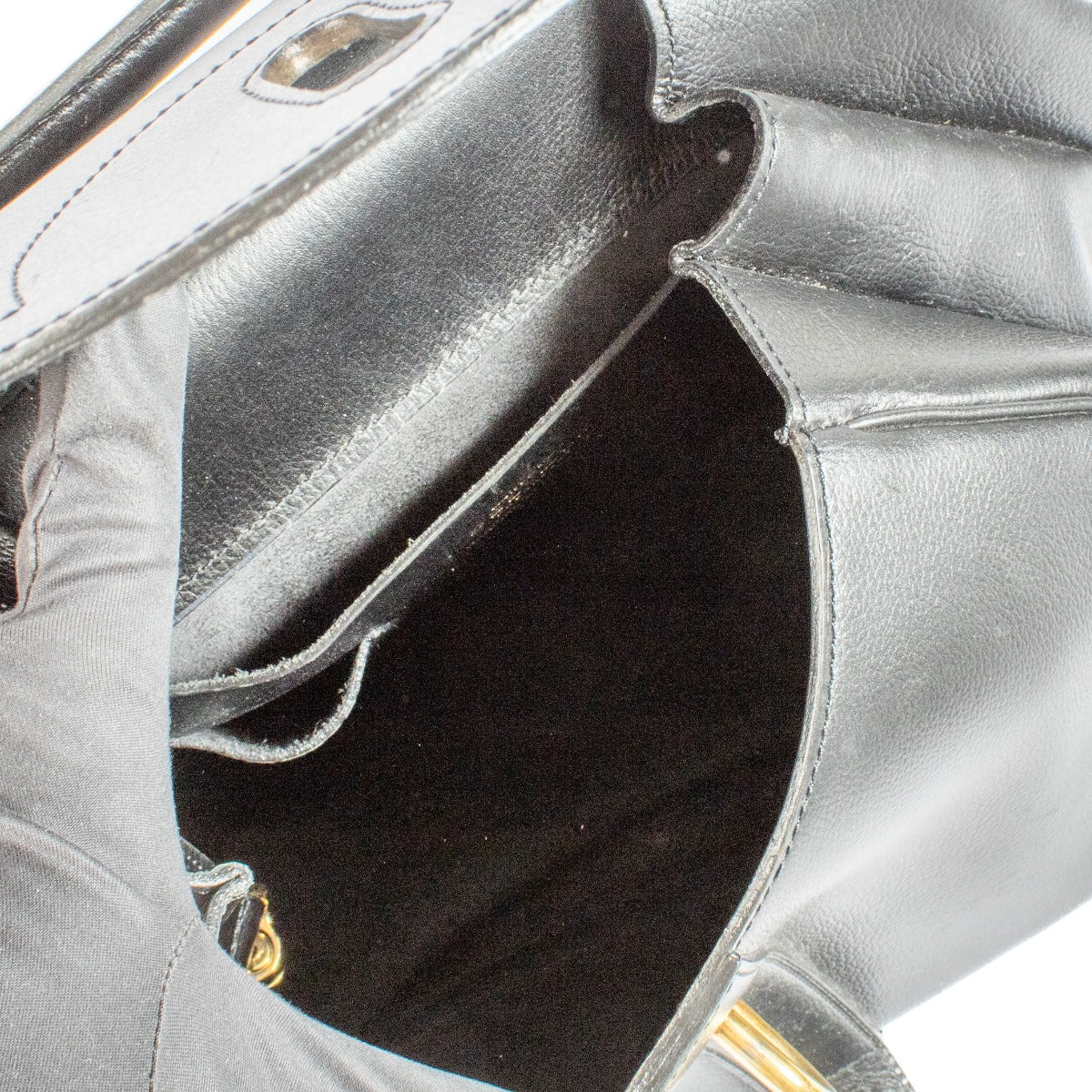 Shop safe online at Labellov in Antwerp, Brussels and Knokke this 100% authentic second hand Delvaux Black Jumping Nouveau Cerceau GM Bag