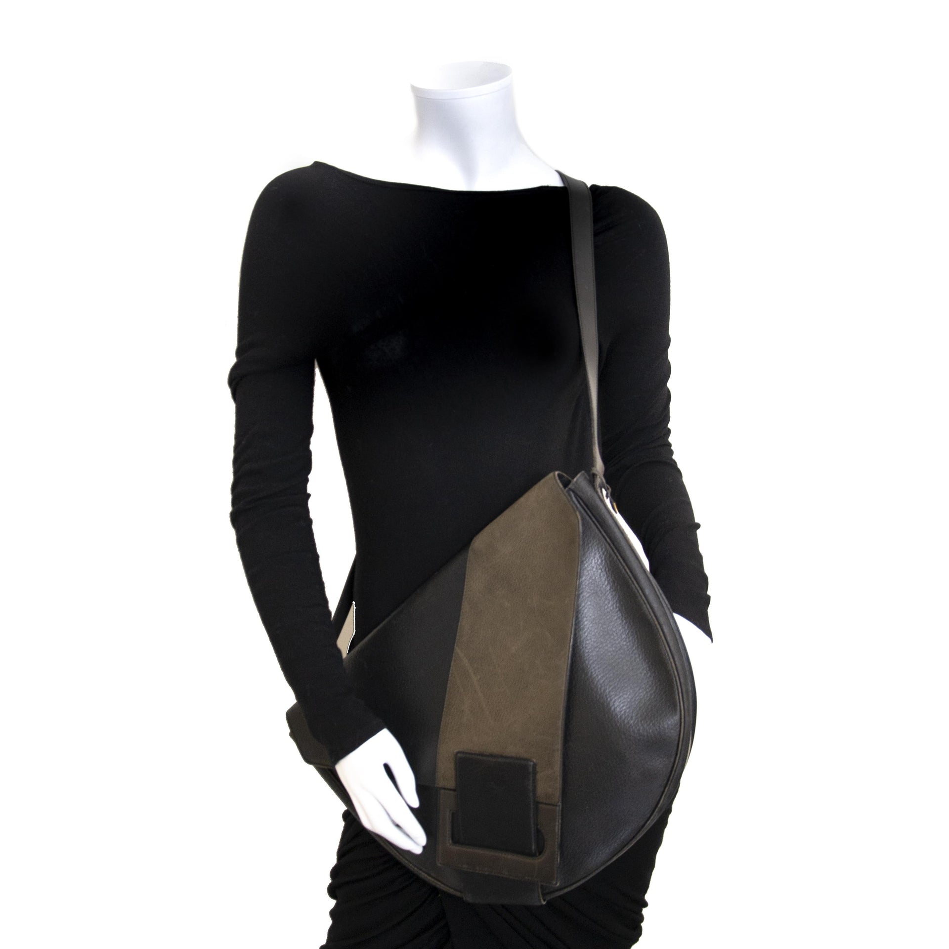 Delvaux Black Crossbody Bag For the best price at LabelLov. Pour le meilleur prix à LabelLOV. Voor de beste prijs bij LabelLOV.