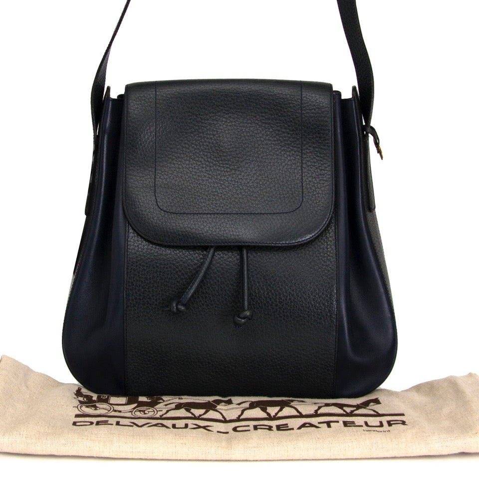 Authentieke Delvaux donker blauw en groen in leder voor de juiste prijs bij LabelLOV vintage webshop. Delvaux Dark Blue/Green shouler bag in leather. Veilig online winkelen. Luxe, vintage, mode. Antwerpen, België.