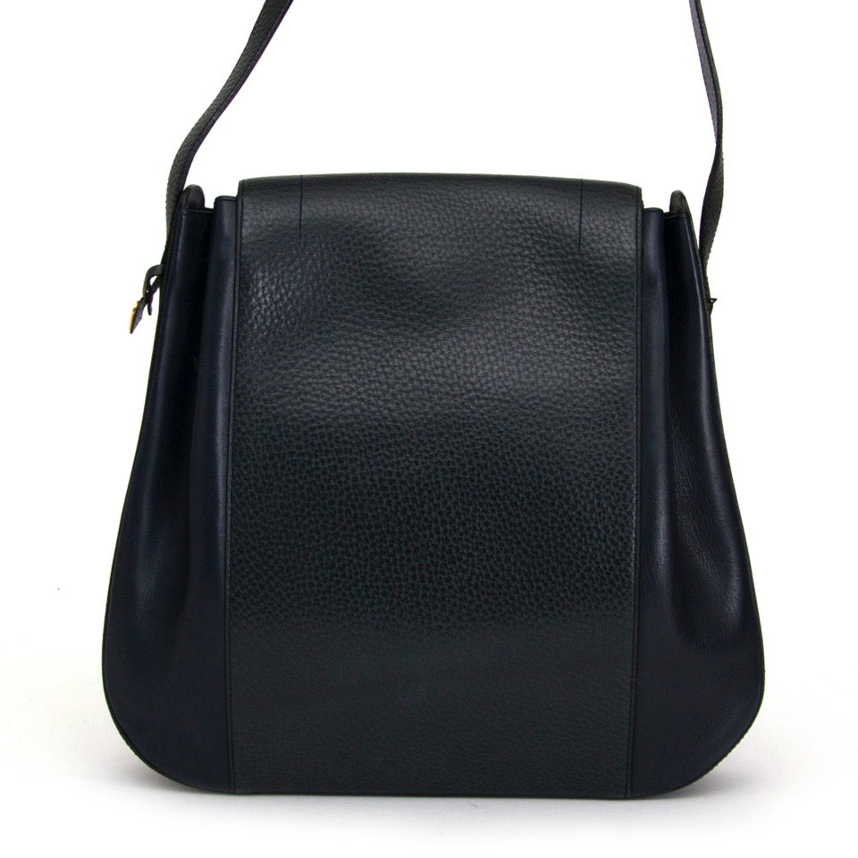 Authentieke Delvaux donker blauw en groen in leder voor de juiste prijs bij LabelLOV vintage webshop. Delvaux Dark Blue/Green shouler bag in leather. Veilig online winkelen. Luxe, vintage, mode. Antwerpen, België.