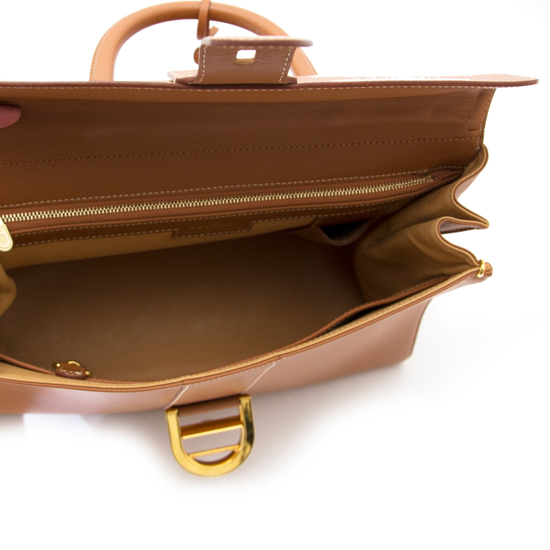 Bent u op zoek naar een authentieke Delvaux Brillant aan de beste prijs? Koop snel en gemakkelijk bij Labellov.