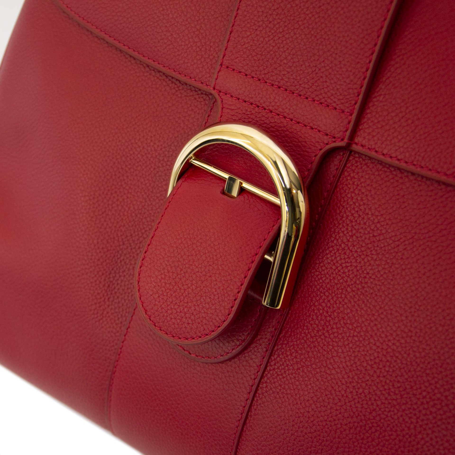 Delvaux GM Brillant Red 'Buy authentic secondhand Delvaux GM Brillant at the right price at LabelLOV, safe and secure online shopping. Koop authentieke tweedehands Delvaux GM Brillant aan de juiste prijs bij LabelLOV.'