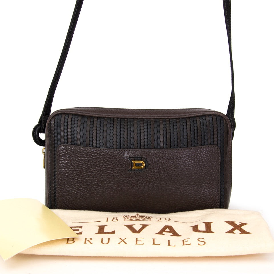 Authentieke Delvaux zwart bruin Toile de cuir cross body tas voor de juiste prijs bij LabelLOV vintage webshop. Delvaux Brown Black Toile de cuir cross body bag woven pattern. Veilig online winkelen. Luxe, vintage, mode. Antwerpen, België.
