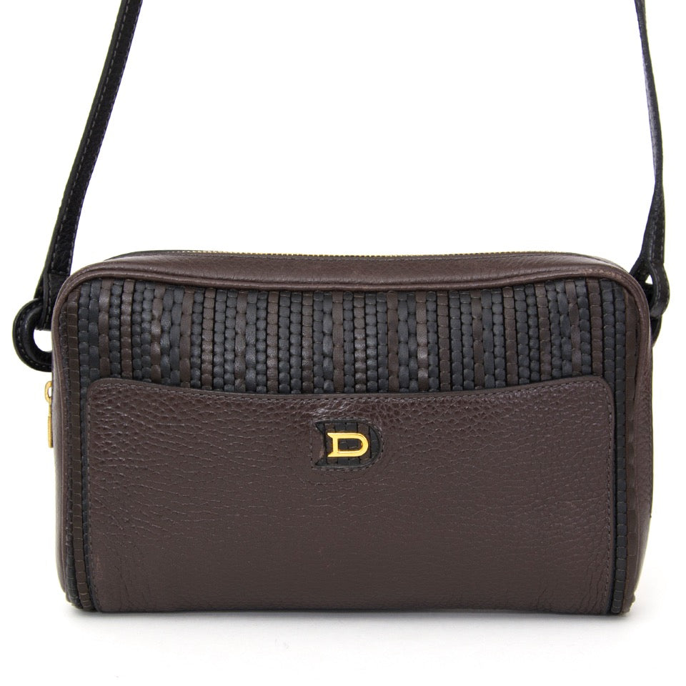 Authentieke Delvaux zwart bruin Toile de cuir cross body tas voor de juiste prijs bij LabelLOV vintage webshop. Delvaux Brown Black Toile de cuir cross body bag woven pattern. Veilig online winkelen. Luxe, vintage, mode. Antwerpen, België.