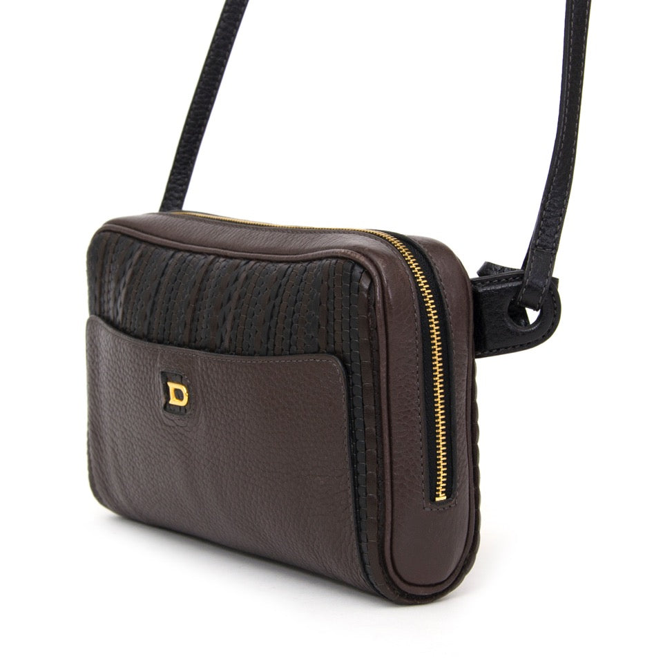 Authentieke Delvaux zwart bruin Toile de cuir cross body tas voor de juiste prijs bij LabelLOV vintage webshop. Delvaux Brown Black Toile de cuir cross body bag woven pattern. Veilig online winkelen. Luxe, vintage, mode. Antwerpen, België.
