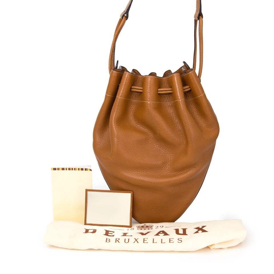 Authentieke Delvaux cognac tabarin mm handtas voor de juiste prijs bij LabelLOV vintage webshop. Delvaux cognac tabarin mm shoulder bag. Veilig online winkelen. Luxe, vintage, mode. Antwerpen, België.