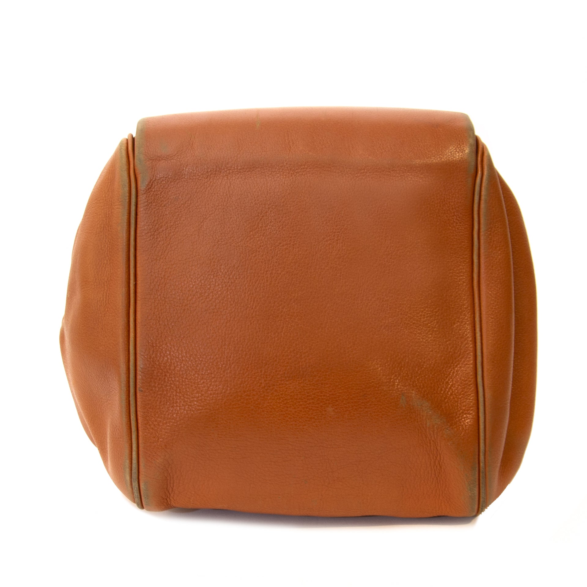 Delvaux Equivoque Camel Leather Bag. Buy authentic secondhand Delvaux bags at Labellov vintage webshop for the lowest price. Koop authentieke tweedehands Delvaux tassen bij Labellov vintage webshop aan de laagste prijs.