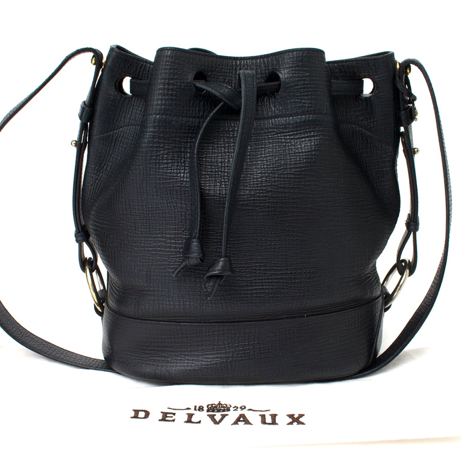Worldwide shipping and 100% authenticity at consignment webshop Labellov