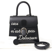 Authentieke L’Humour Brillant MM “Ceci n’est pas un Delvaux” voor de juiste prijs bij LabeLOV vintage webshop. Veilig online winkelen. Luxe, vintage, mode. Antwerpen, België. Limited edition. Uniek stuk. Exclusief. Gloednieuw. Magritte.