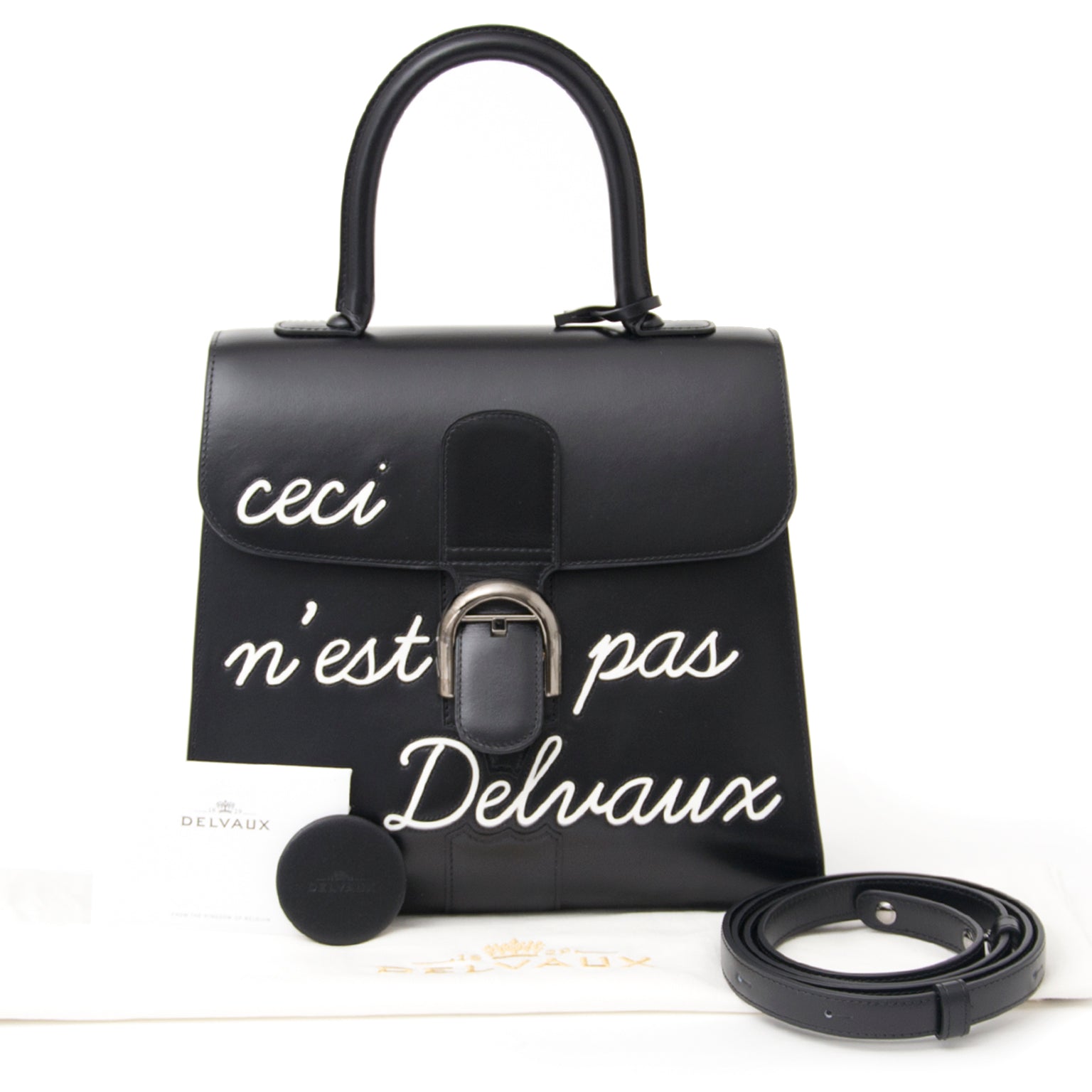 Authentieke L’Humour Brillant MM “Ceci n’est pas un Delvaux” voor de juiste prijs bij LabeLOV vintage webshop. Veilig online winkelen. Luxe, vintage, mode. Antwerpen, België. Limited edition. Uniek stuk. Exclusief. Gloednieuw. Magritte.