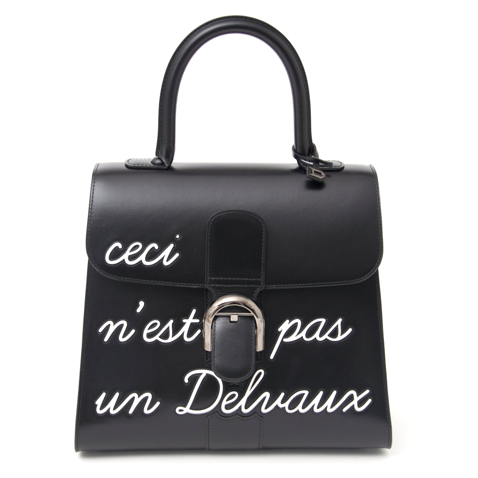 Buy authentic L’Humour Brillant MM “Ceci n’est pas un Delvaux” at the right price at LabelLOV vintage webshop. Luxe, vintage, fashion. Safe and secure online shopping. Antwerp, Belgium. Limited edition. Rare and unique piece. Exclusive. Brand New. Magritt